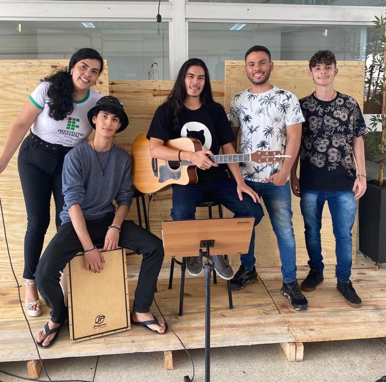 Docente Maria Nataly junto aos alunos que se apresentaram tocando e/ou cantando